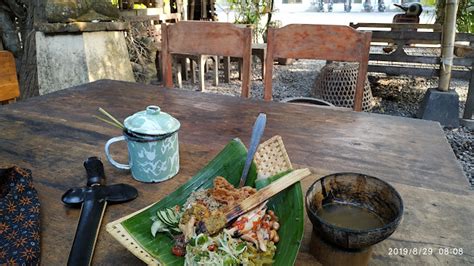 Nasi tekor badak  Kalau kamu kesini, akan disediakan pendopo khas bali serta pekarangan rumah yang luas dengan suasana tradisional khas Bali